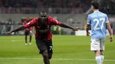 Derby della Madonnina akan menjadi sajian panas di semifinal Copa Italia 2021/2022 usai AC Milan berhasil meraih kemenangan atas Lazio pada Kamis (10/2/2022) dini hari WIB. Sebelumnya rival sekota mereka, Inter Milan telah terlebih dahulu lolos dengan mengalahkan AS Roma. (AP/Antonio Calanni)