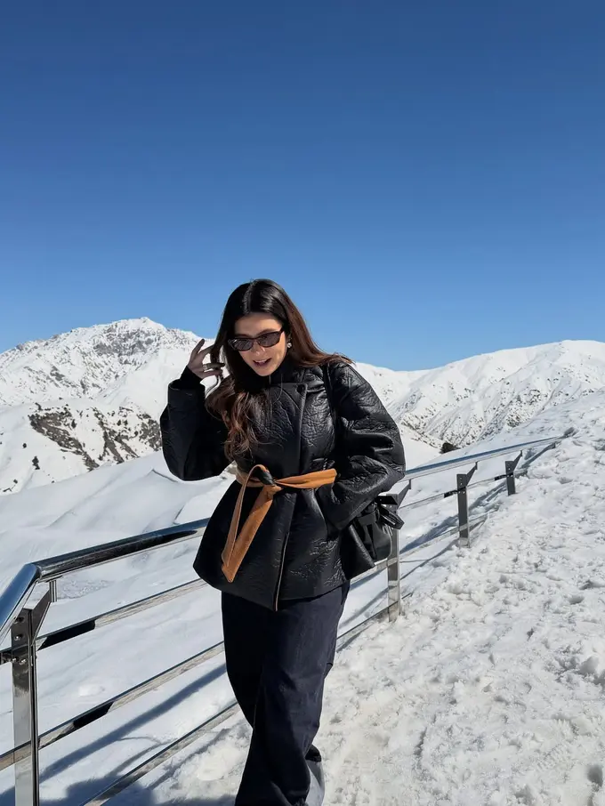 Gaya Winter Chic ala Shalom Razade Saat Liburan ke Uzbekistan