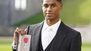 <p>Penyerang Manchester United dan Timnas Inggris, Marcus Rashford mendapatkan gelar MBE (Member of the Order of the British Empire) setelah kampanyenya menyediakan makanan gratis untuk anak-anak kurang mampu selama pandemi Covid-19. (AFP/Pool/Andrew Matthews)</p>
