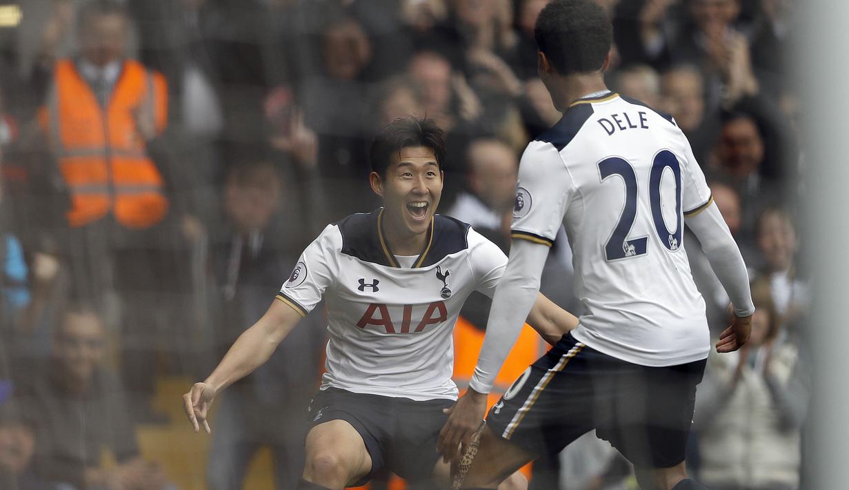 Son Heung-min merayakan golnya ke gawang  bersama Dele Alli pada laga Premier League pekan ke-33 di White Hart Lane stadium, London, Sabtu (15/4/2017). Tottenham menang 4-0. (AP/Frank Augstein)