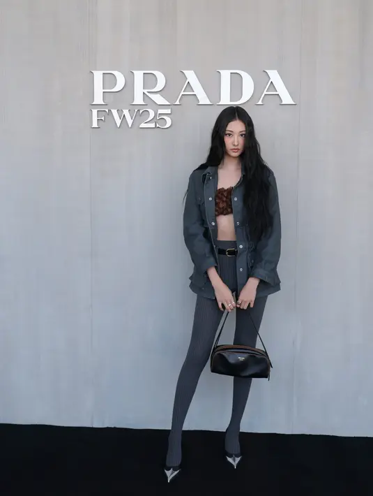 Gawon MEOVV tampil garang dengan  bra top, leather shirt, celana panjang ketat, dan pointed heels. [Dok/Prada]