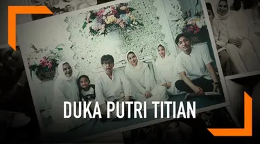 Ayahanda Putri Titian meninggal dunia. Kabar duka ini diketahui dari unggahan adik Putri Titian di Instagram.