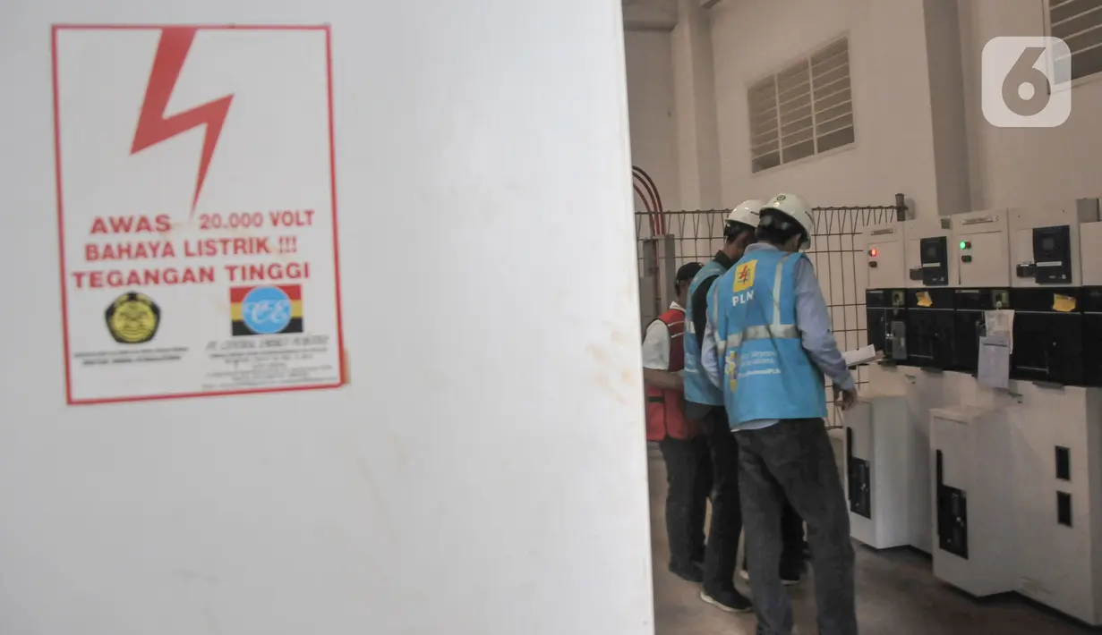 Petugas PLN Unit Induk Distribusi Jakarta Raya saat mengecek ketersediaan listrik di Stadion Utama Gelora Bung Karno, Senayan, Jakarta Pusat, Kamis (12/1/2023). Jelang perhelatan Piala Dunia U-20 di Indonesia yang diikuti 24 negara, PLN Unit Induk Distribusi (UID)