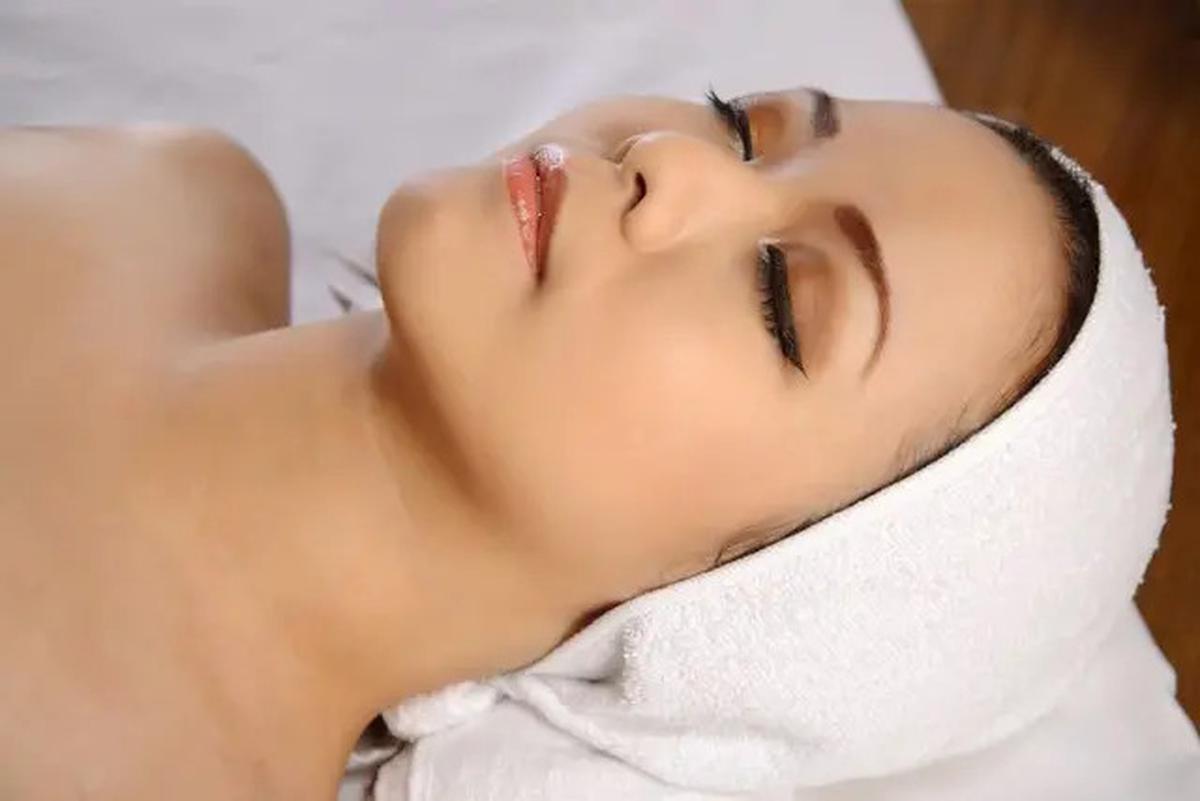 Bahaya atau Tidak? Ini yang Terjadi Jika Tidur dengan Rambut Basah