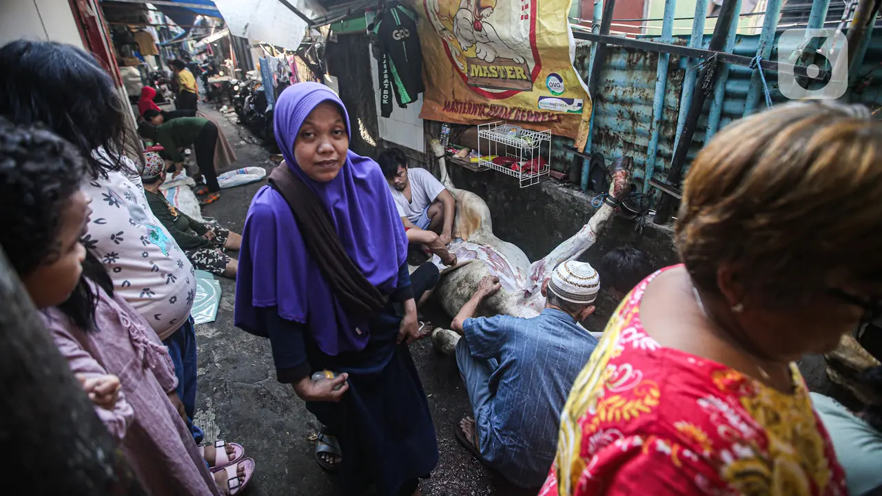 FOTO: Berbagi Daging Hewan Kurban di Momen Idul Adha