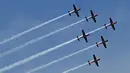 Tim Aerobatik Jupiter Tentara Nasional Indonesia Angkatan Udara (TNI AU) Indonesia tampil dalam acara Bali International Airshow di Bandara Internasional Ngurah Rai, Bali, pada 18 September 2024. (SONNY TUMBELAKA/AFP)