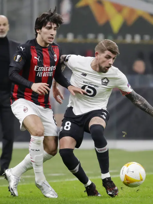 Gelandang AC Milan, Sandro Tonali berusaha merebut bola pemain Lille, Xeka pada pertandingan H Liga Europa di Stadion San Siro, di Milan, Italia, Kamis (5/11/2020). Lille menang telak atas AC Milan 3-0. (AP Photo/Luca Bruno)