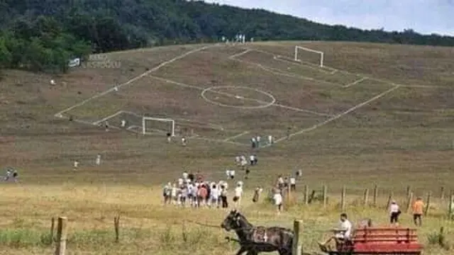 6 Bentuk Lapangan Sepak Bola Tidak Rata Ini Bikin Pemain Tepuk Jidat