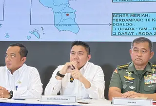 Seskab Teddy dan menteri konferensi pers perkembangan penanganan bencana Sumatra (Foto: Lizsa Egeham/Liputan6.com)