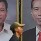 Warga melintas di depan foto Jokowi dan Duterte di Taman Pandang Istana, Jakarta, Kamis (8/9). Rencananya Duterte akan berkunjung ke Indonesia pada Jumat (9/9). (Liputan6.com/Immanuel Antonius)