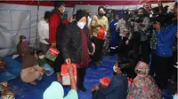 Menteri Sosial (Mensos) Tri Rismaharini meninjau langsung pengungsian  korban bencana banjir di  Gorontalo (Arfandi Ibrahim/Liputan6.com)