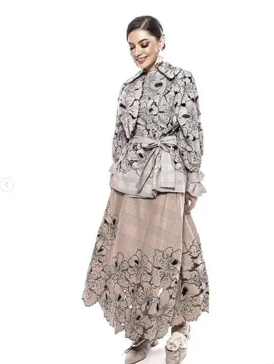 Alis dibuat tegas, sedangkan area mata tampil begitu memukau dengan makeup yang senada dengan warna bibir.  [Foto: Instagram/ RioMotret]