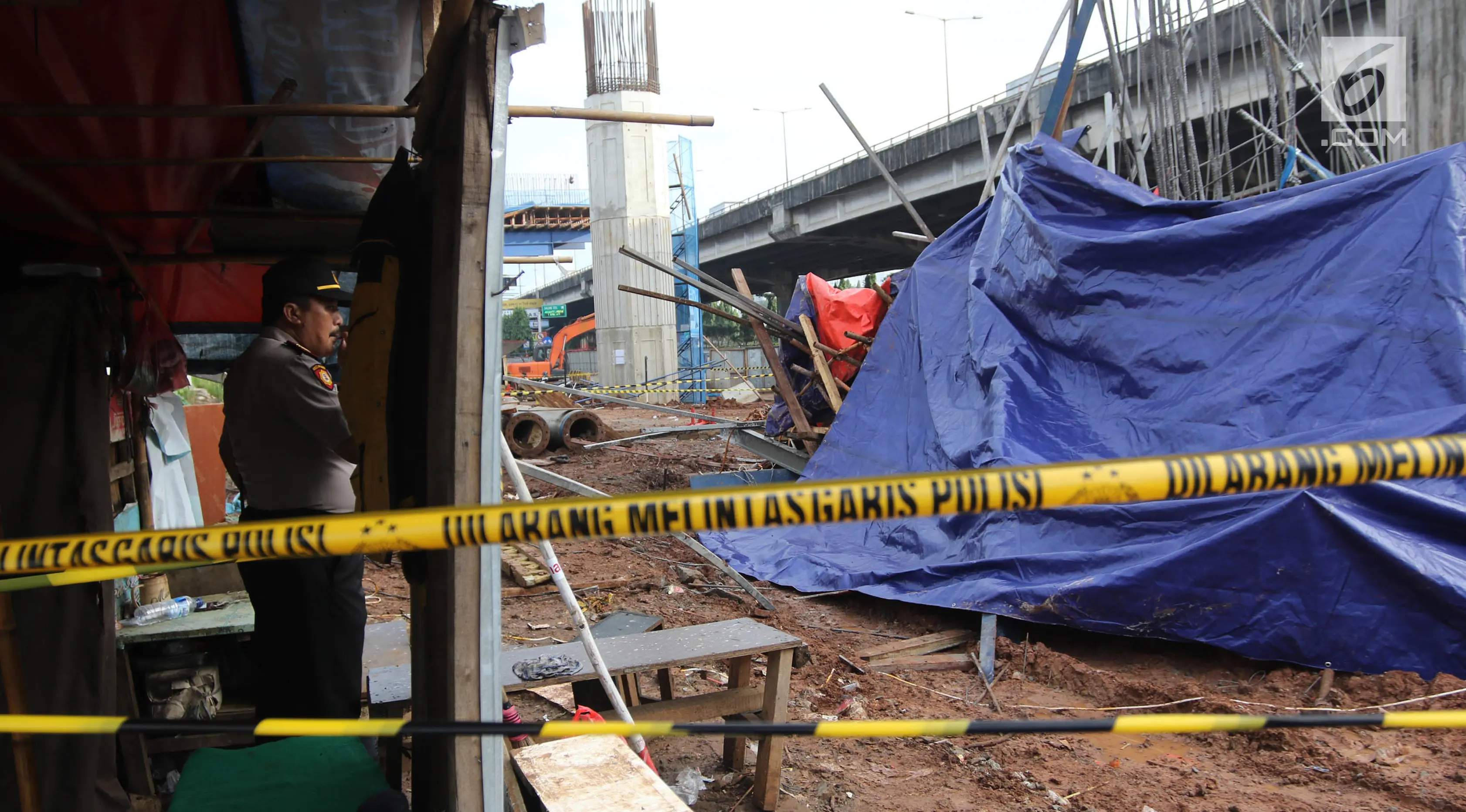 Petugas kepolisian berada di lokasi ambruknya tiang girder proyek Tol Becakayu dekat Gerbang Tol Kebon Nanas, Jakarta, Selasa (20/2). Pihak kepolisian mengatakan dugaan sementara terjadi karena brecket tember yang kurang kuat. (Liputan6.com/Arya Manggala)