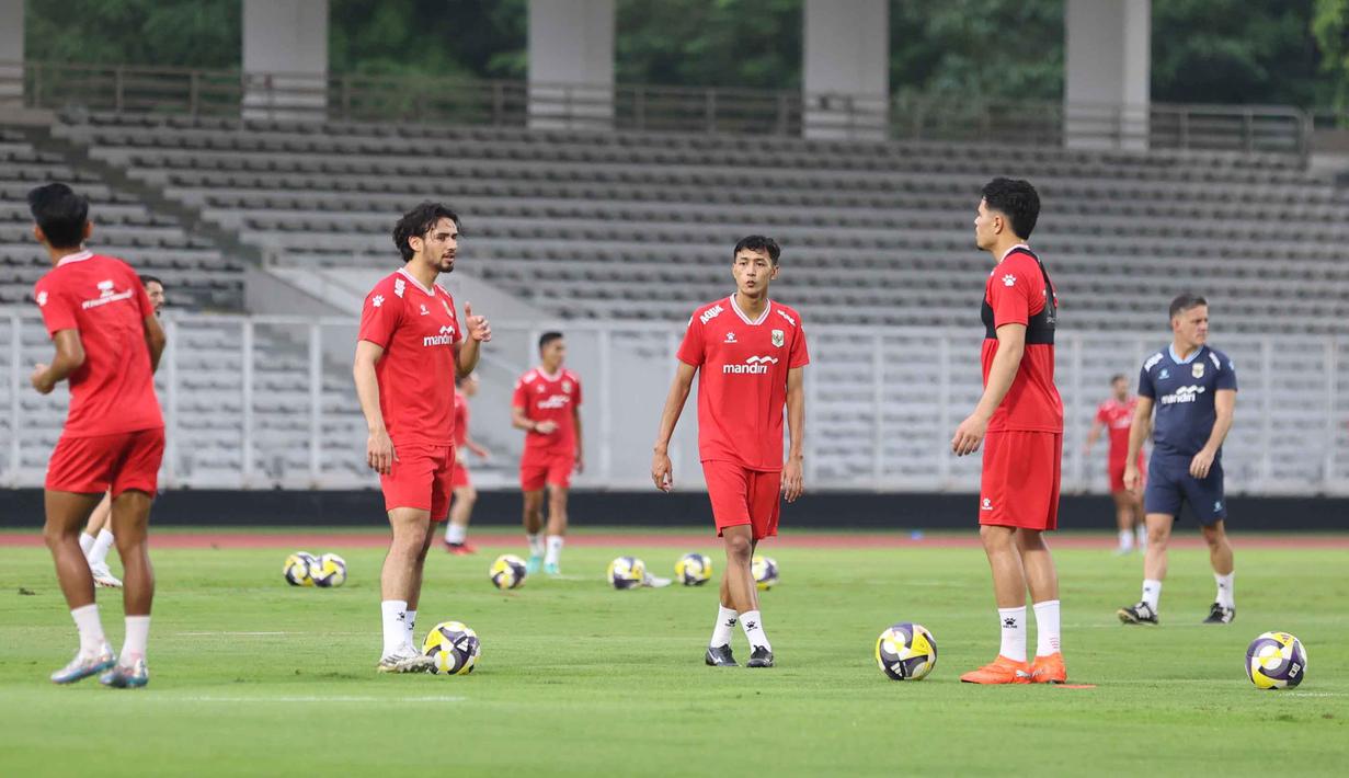 Para pemain Timnas Indonesia menggelar sesi latihan resmi jelang melawan Saint Kitts and Nevis pada laga perdana FIFA Series 2026 di Stadion Madya, Kompleks Gelora Bung Karno, Jakarta, Kamis (26/3/2026). (Bola.com/M Iqbal Ichsan)