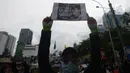Aktivis membawa poster bergambar Munir saat berunjuk rasa memperingati Hari HAM Sedunia di Patung Kuda, Jakarta, Kamis (10/12/2020). Pada Hari HAM Sedunia 2020, diharapkan mampu mengatasi kegagalan yang diekspos dan dieksploitasi oleh COVID-19. (merdeka.com/Imam Buhori)