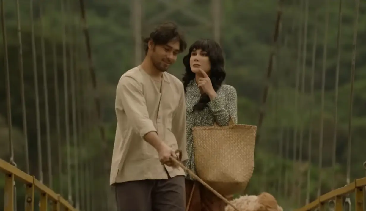 Film Suzzanna: Malam Jumat Kliwon merupakan film lawas produksi 1986 silam. Kini film ini diangkat kembali kisahnya dengan para pemain terbaru. Selalu dinantikan para penggemar, film Suzzanna terbaru ini jadi ajang nostalgia akan aktris sekaligus tokoh film horor Suzzanna masa lalu. (Liputan6.com/YouTube/Soraya Intercine Films)