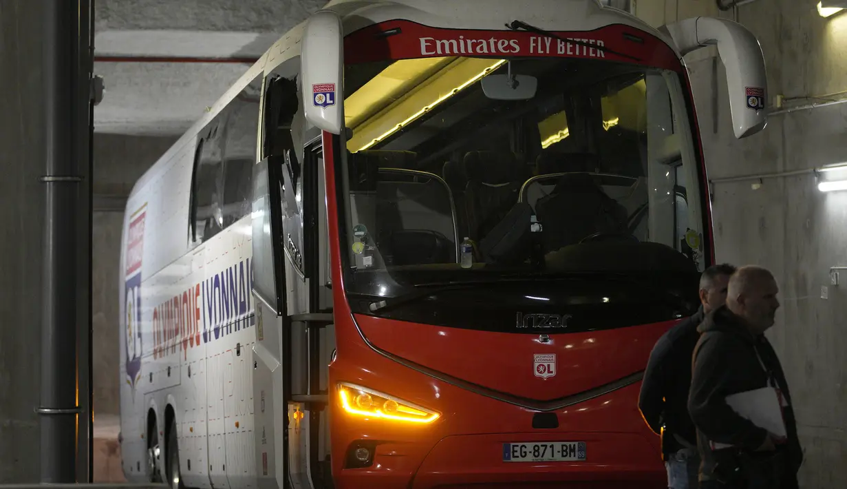 kondisi bus tim Lyon setelah pasca penyerangan oleh suporter Marseille jelang laga pekan ke-10 Liga Prancis 2023 di Stade Velodrome, Marseille, Prancis pada Minggu (29/10/2023). (AP Photo/Daniel Cole)
