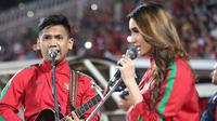 Gitaris fingerstyle, Domy Stupa beraksi pada Piala AFF U-16 2018 di Stadion Gelora Delta Sidoarjo, Kamis (9/8/2018). (Bola.com/Aditya Wany)