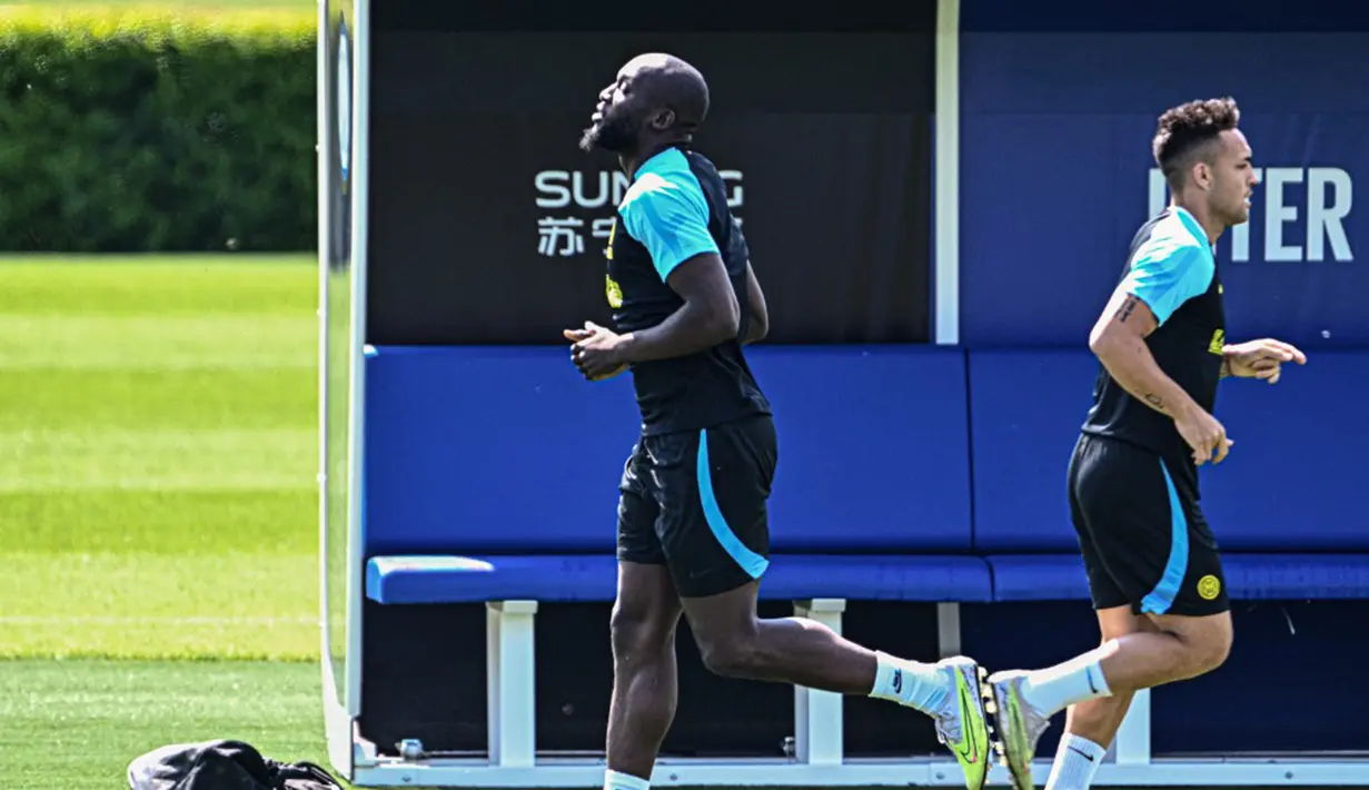 Pemain Inter Milan Romelu Lukaku (kiri) dan Lautaro Martinez berlari saat sesi latihan jelang menghdapi AC Milan pada pertandingan sepak bola leg kedua semifinal Liga Champions di tempat latihan klub di Appiano Gentile, Italia, Senin (15/5/2023). (GABRIEL BOUYS/AFP)