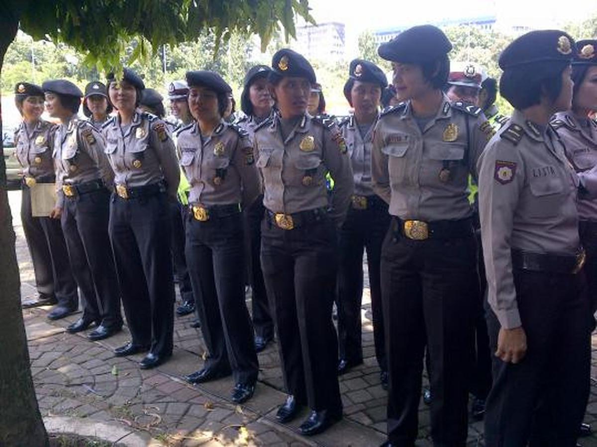 Polisi cantik negosiator demonstrasi