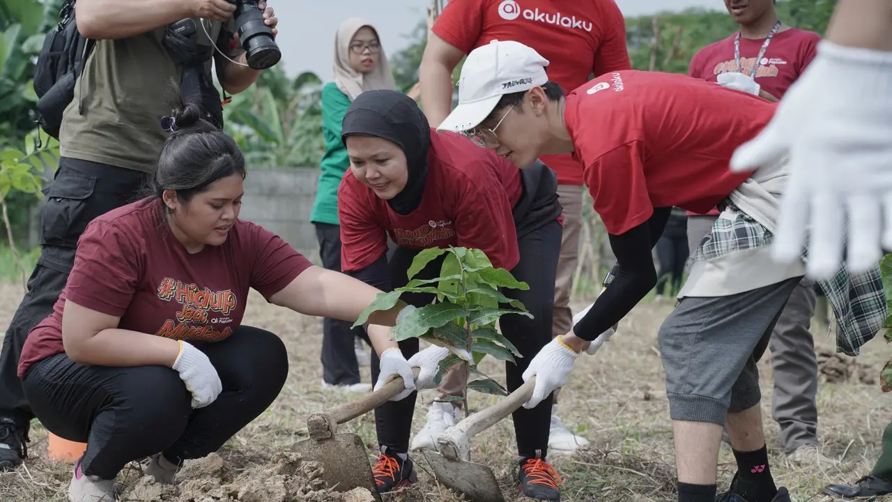 Akulaku Group bersama LindungiHutan saat pelaksanaan CSR penanaman pohon di Hutan Kota Ujung Menteng, Jakarta Timur.