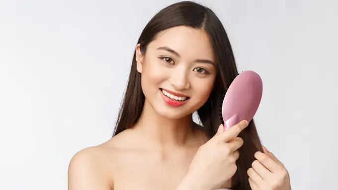 Tips Memilih Sisir Sesuai Jenis Rambut, Biar Tetap Sehat dan Senantiasa Berkilau