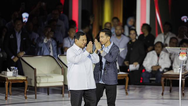 Pasangan capres-cawapres nomor urut 2 Prabowo Subianto-Gibran Rakabuming Raka saat di lokasi debat capres 2024 pada Minggu (7/1/2024) yang digelar KPU di Istora Senayan, Jakarta. (Liputan6.com/Faizal Fanani)
