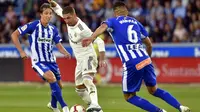 Bek Real Madrid, Sergio Ramos (tengah), beraksi pada laga melawan Deportivo Alaves di Stadion Mendizorroza, Sabtu (6/10/2018). (AFP/Ander Gillenea)