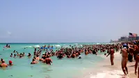 Pantai Haulover merupakan sebuah wisata yang terdapat di Florida. Di pantai ini para pengunjung diperbolehkan datang dan berjemur dalam keadaan telanjang. Bugil di pantai ini telah mendapatkan ijin dari pemerintahan setempat Amerika.( wikimedia.org)