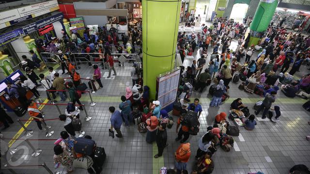 20160628-H-8 Lebaran, Suasana Mudik Mulai Terasa di Stasiun Gambir-Jakarta