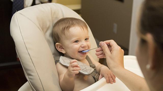 Ilustrasi balita makan makanan pendamping ASI, MPASI