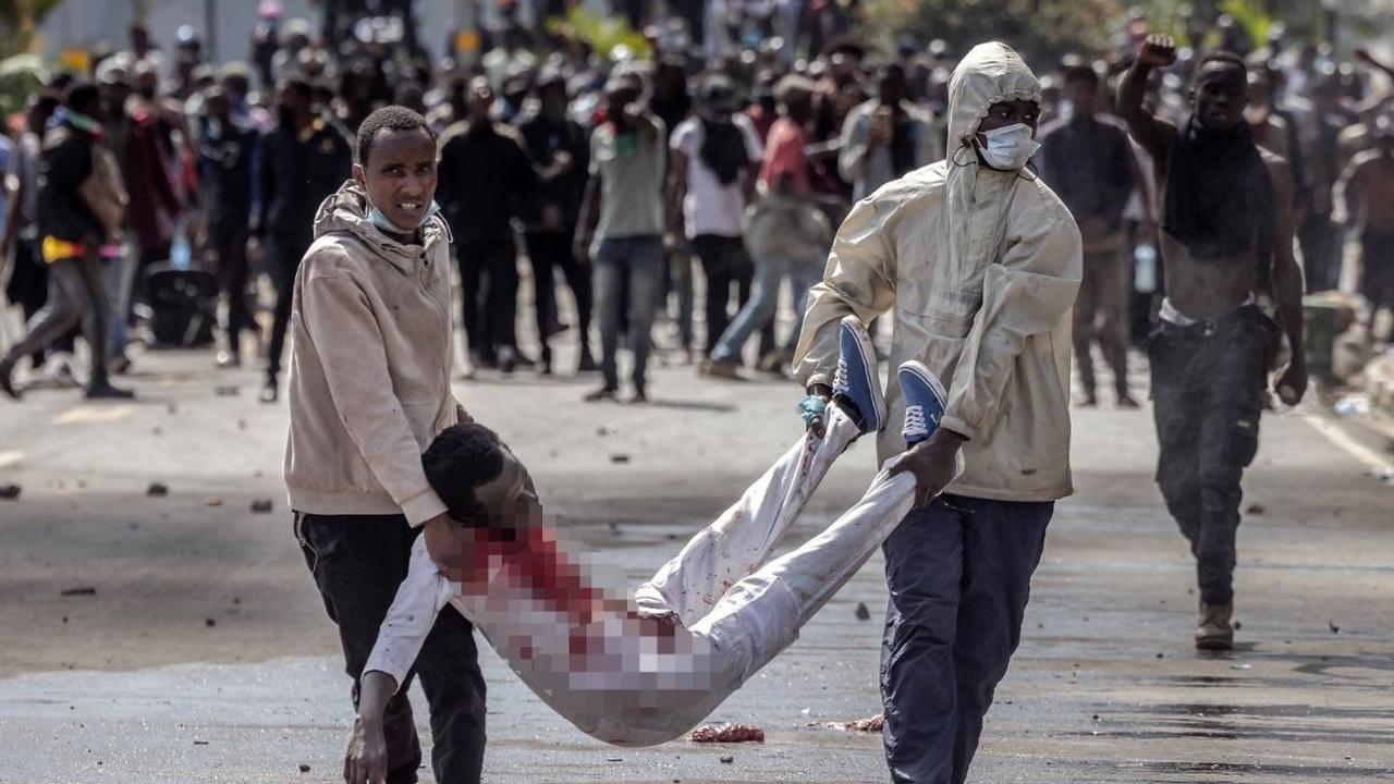Kerusuhan pecah di Nairobi, Kenya, pada Selasa (25/6/2024). Aksi unjuk rasa yang berujung bentrokan berdarah antara pengunjuk rasa dan polisi itu dipicu oleh rencana kenaikan pajak.&nbsp;Tak hanya di ibu kota, demo juga meluas di kota-kota lainnya. Foto: 