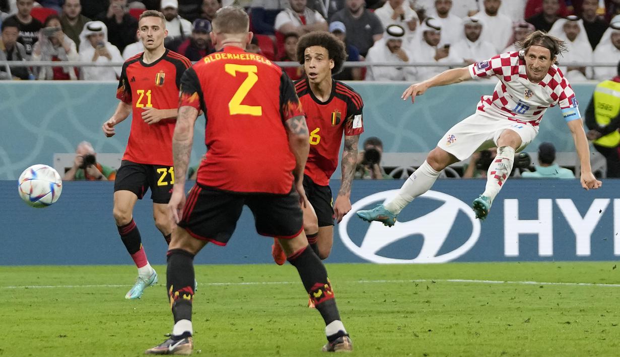 <p>Pemain Kroasia, Luka Modric berusaha mencetak gol ke gawang Belgia saat matchday ketiga Grup F Piala Dunia 2022 di&nbsp;Ahmad Bin Ali Stadium, Kamis (01/12/2022). (AP/Thanassis Stavrakis)</p>
