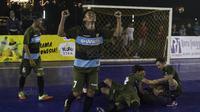 Para pemain Adira FC merayakan gelar juara Grand Final Super Soccer Futsal Battle 2017 di Bintaro Xchange, Tangerang, Minggu (22/10/2017). Adira FC menang adu penalti atas Merah Jaya Bekasi. (Bola.com/Vitalis Yogi Trisna)