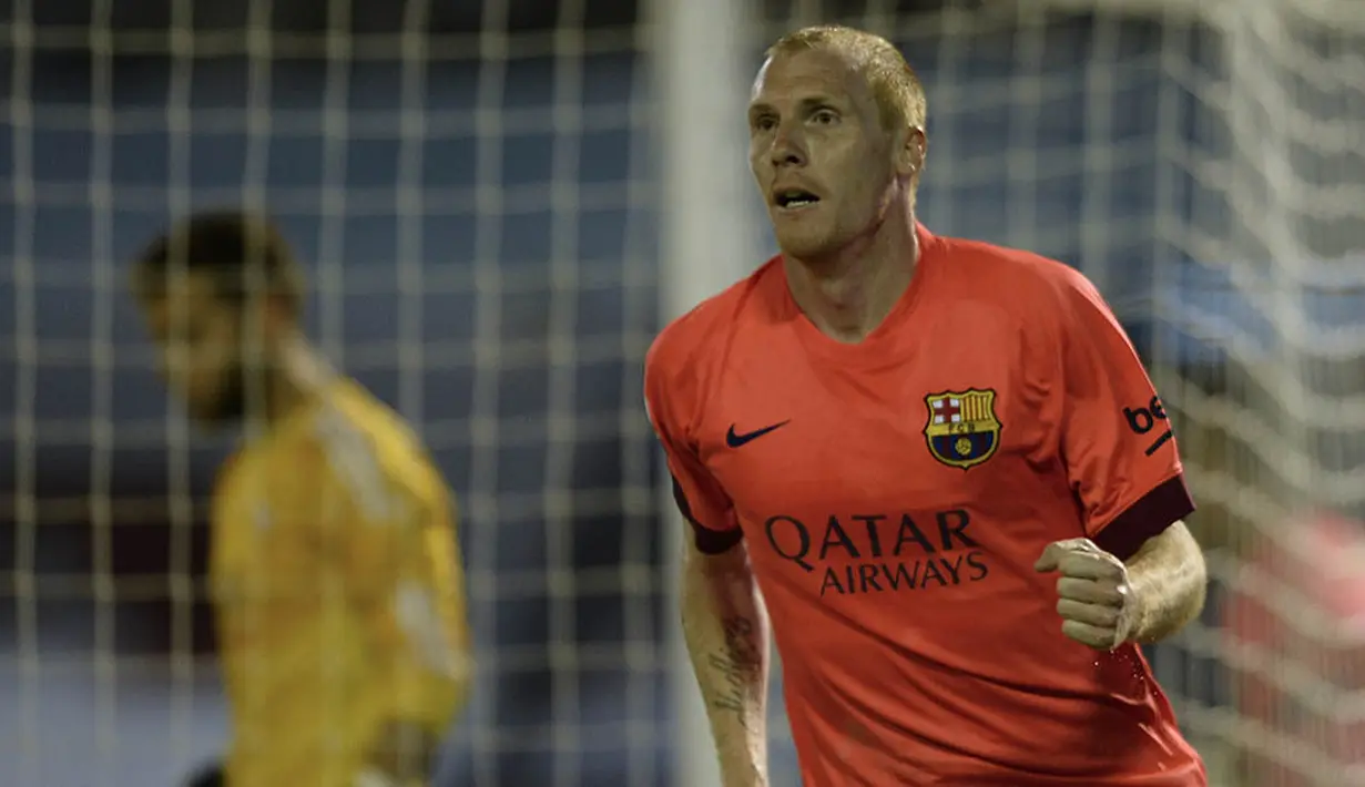 4. Jeremy Mathieu, gagal mendapatkan tempat utama di Barcelona membuatnya tidak betah bertahan di Camp Nou. Menurut Le Parisien, Juergen Klopp, berniat memboyongnya ke Liverpool untuk solusi lini belakang. (AFP/Miguel Riopa)