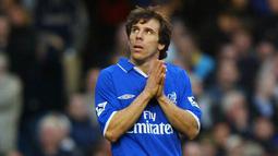 2. Gianfranco Zola, awalnya striker mungil ini bersama Ranieri di Napoli, kemudian keduanya pindah ke Chelsea. Bersama klub kota London itu Zola menjadi salah satu legenda berkat 274 penampilan dengan torehan 67 gol dan 16 assist. (AFP/Adrian Dennis)