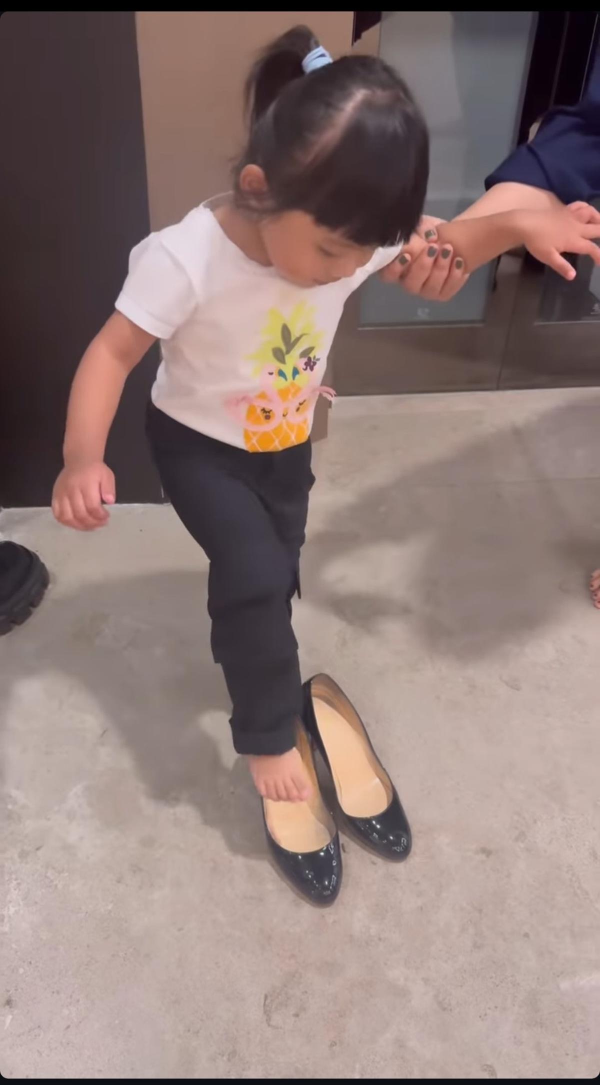 Potret Ameena Pakai Sepatu Heels