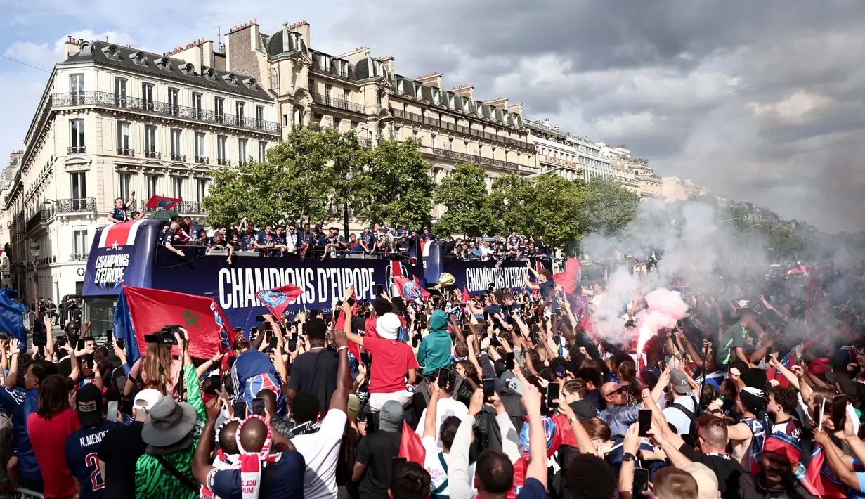 Tim Paris Saint-Germain (PSG) memamerkan trofi Liga Champions dengan berparade di Champs-Elysees, Paris, Prancis pada 1 Juni 2025. (Thibaud MORITZ/AFP)