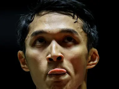 Pebulu tangkis tunggal putra Indonesia, Jonatan Christie saat melawan wakil Jepang, Kenta Nishimoto pada laga perempat final Indonesia Masters 2025 di Istora Senayan, Jakarta, Jumat (24/01/2025). (Bola.com/Bagaskara Lazuardi)