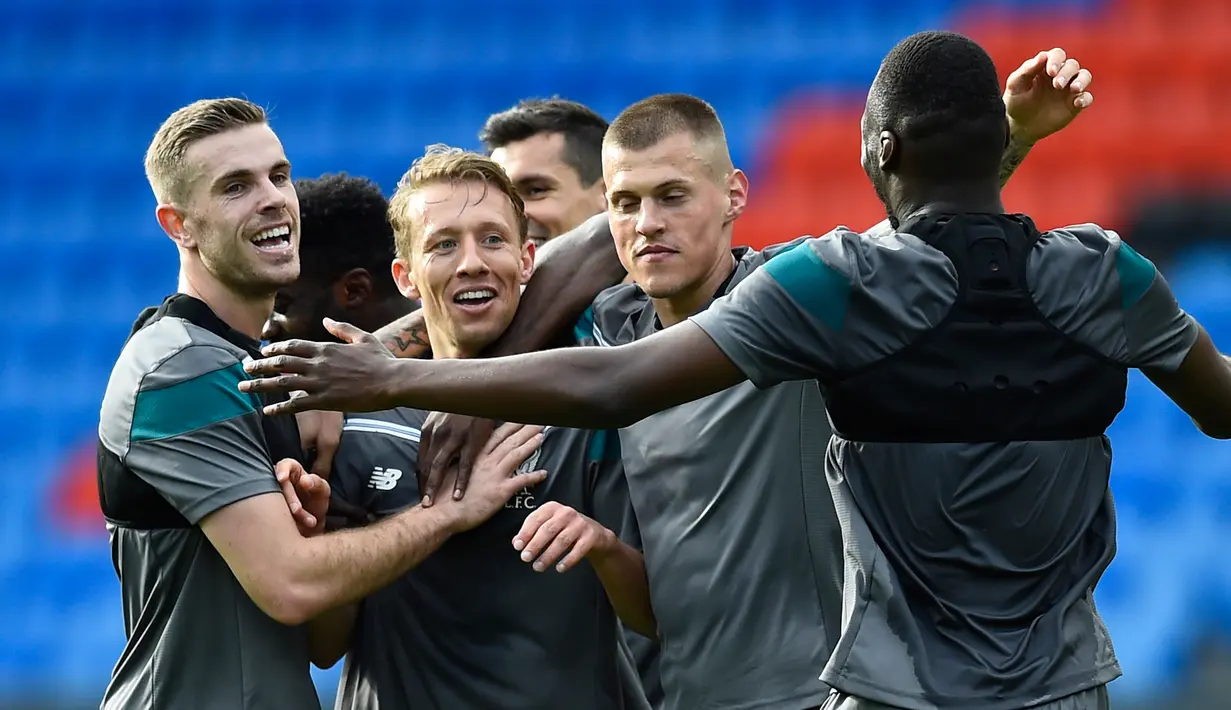Sejumlah pemain Liverpool saat melakukan latihan ringan di St. Jakob -Park , Basel , Swiss, (17/5). Memenangkan juara Europa League  merupakan kesempatan Liverpool beraksi dipanggung Eropa musim depan. (Reuters / Arnd Wiegmann)