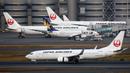 Pesawat Japan Airlines terlihat pada landasan di Bandara Internasional Haneda, Tokyo, Jepang, Senin (29/11/2021). Jepang melarang masuk semua warga asing terkait penyebaran varian baru virus corona COVID-19, Omicron. (AP Photo/Koji Sasahara)