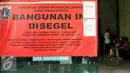 Pemprov DKI Jakarta menyegel Apartemen Parama, Cilandak, Jakarta, Selasa (16/8). Apartemen yang mengalami kebakaran pada (14/8) ternyata telah disegel sejak 14 Maret 2016 karena tidak memiliki Sertifikat Layak Fungsi (SLF). (Liputan6.com/Gempur M Surya)