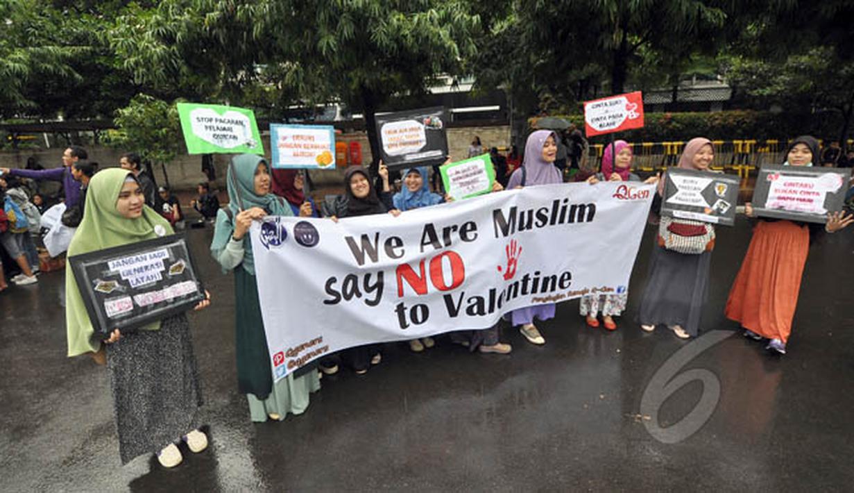 Warga melakukan aksi menolak peringatan Hari Valentine saat Car Free Day di Bundaran HI, Jakarta, Minggu (8/2/2015). (Liputan6.com/Faizal Fanani)