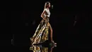 Model Gigi Hadid berjalan di catwalk memperagakan busana koleksi Versace Pre-Fall 2019 di New York (2/12). Selain Gigi, model cantik lainnya seperti Irina Shayk, Emily Ratajkowski dan Hailey Baldwin tampil di acara tersebut. (AFP Photo/Angela Weiss)