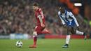 Aksi pemain Liverpool, Alberto Moreno (kiri) menghalau bola dari kejaran pemain Porto, Vincent Aboubakar pada leg kedua Liga Champions di Anfield Stadium, Liverpool, (6/3/2018). Liverpool bermain imbang 0-0. (AFP/Paul Ellis)