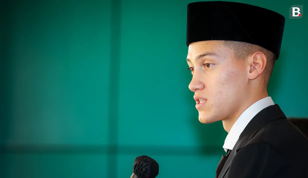 <p>Pemain naturalisasi Indonesia, Jay Idzes memberikan keterangan kepada media setelah pengambilan sumpah pewarganegaraan sebagai WNI di Kantor Wilayah Kementerian Hukum dan HAM, Cawang, Jakarta Timur, Kamis (28/12/2023). (Bola.com/Bagaskara Lazuardi)</p>