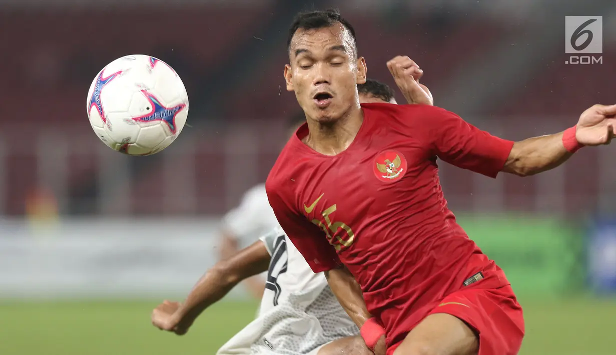 Pemain sayap Timnas Indonesia, Riko Simanjuntak berebut bola dengan pemain Timor Leste, pada penyisihan grup B Piala AFF 2018 di Stadion GBK, Jakarta, Selasa (13/11). Indonesia unggul 3-1. (Liputan6.com/Helmi Fithriansyah)