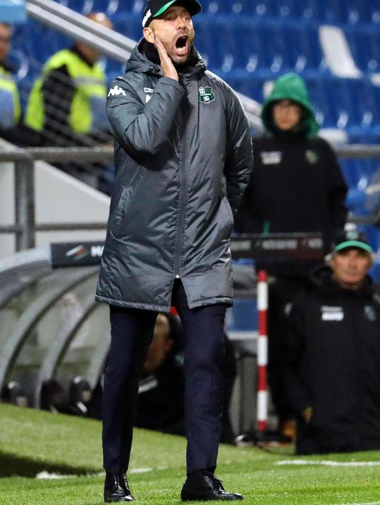 Pelatih Sassuolo, Cristian Bucchi memberikan arahan kepada timnya saat melawan AC MIlan pada lanjutan Serie A di Mapei Stadium, Reggio Emilia, Italia, (5/11/2017). Milan menang 2-0. (Elisabetta Baracchi/ANSA via AP)
