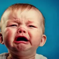 Kalau bayi Momy menangis jangan langsung panik dan marah-marah ya, karena ternyata menangis juga memberikan manfaat untuk para bayi lho. (Foto: media.licdn.com)