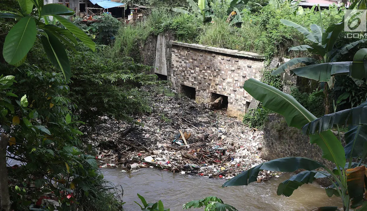 Sampah menumpuk dan menutupi sebagian aliran Kali Baru di kawasan Cibinong, Bogor, Jawa Barat, Senin (11/3). Perilaku buruk warga yang membuang sampah sembarangan menyebabkan kondisi kali dipenuhi sampah rumah tangga. (Liputan6.com/Immanuel Antonius)
